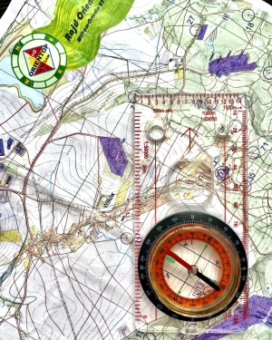 Kompas leżący na mapie (c) Łukasz Derkacz