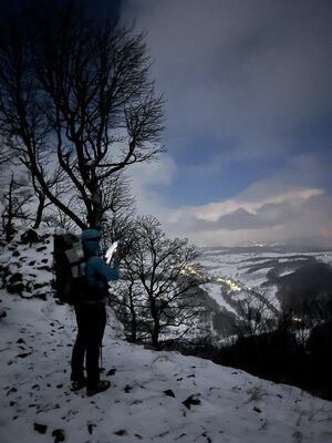 Nocny widok z ruin zamku na Rogowcu (c) Łukasz Derkacz