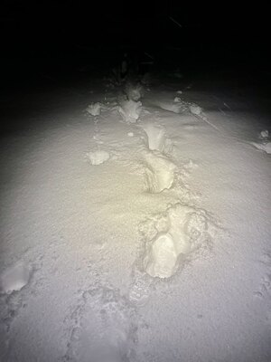 Zaspa śnieżna w nocy (c) Łukasz Derkacz