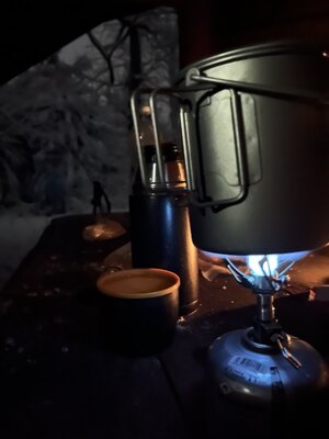 Widok na metalowy kubek podgrzewany na palniku gazowym w wiacie na szczycie Stożka Wielkiego (c) Łukasz Derkacz