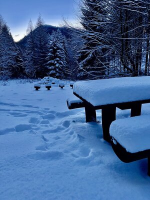 Ławki leśne zasypane śniegiem z widokiem na Stożek Wielki (c) Łukasz Derkacz
