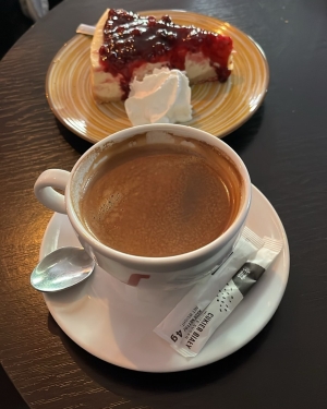 Wielka filiżanka kawy i sernik polany musem żurawinowym (c) Łukasz Derkacz