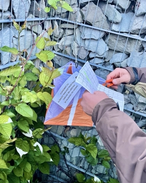 Uczestnik zawodów na orientację podbijający kartę startową (c) Łukasz Derkacz