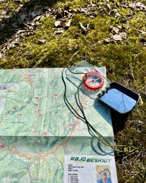 Mapa i kompas na trawie (c) Łukasz Derkacz