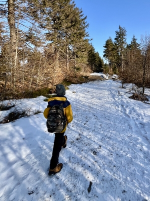 Dziecko idące przez las (c) Łukasz Derkacz