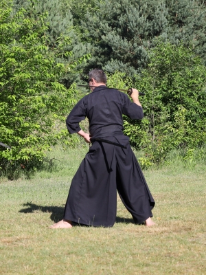 Osoba w stroju do japońskiej sztuki na tle drzew (c) Sylwia Nowak