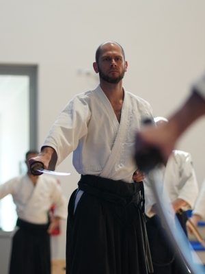 Osoba w stroju do japońskiej sztuki walki trzymająca miecz (c) Bartłomiej Chrzanowski