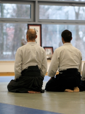 Osoba w stroju do japońskiej sztuki walki w pozycji siedzącej (c) Bartłomiej Chrzanowski