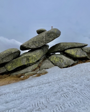 Słup graniczny stojący na szczycie kupy skał (c) Łukasz Derkacz