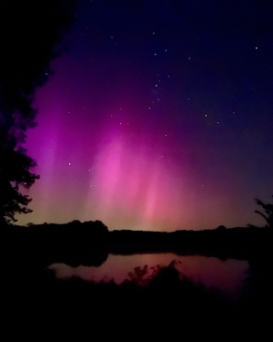 Zorza nad stawem (c) Łukasz Derkacz