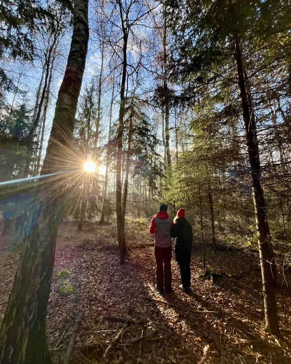 Osoby przy lampionie na orientację