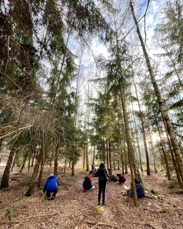 Grupa trzymająca mapy oświetlone czołówkami