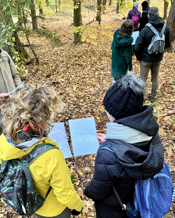 Osoba trzymająca mapę w świetle latarki