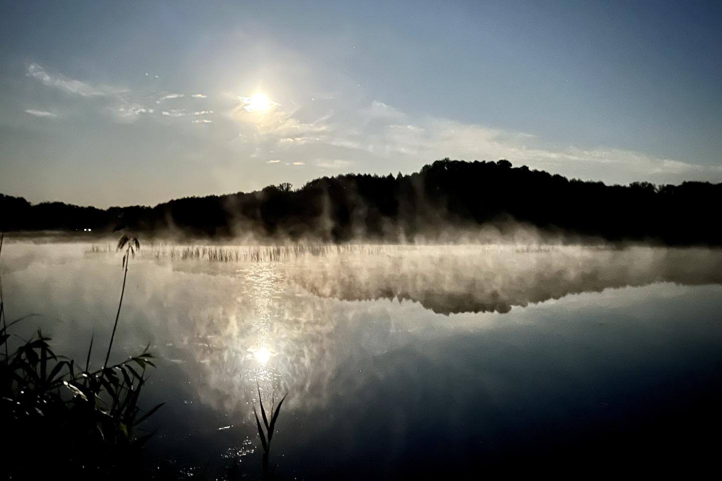 Księżyc w pełni nad parującym  stawem (c) Łukasz Derkacz
