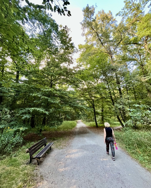 Osoba idąca przez swobodnie przez Park Zachodni we Wrocławiu (c) Łukasz Derkacz