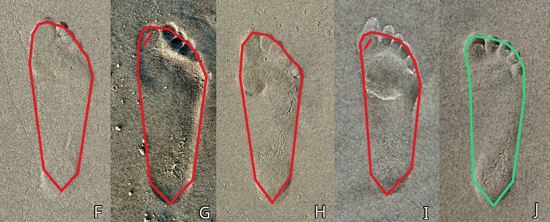 Odciski stóp na piasku z obrysem (c) Łukasz Derkacz
