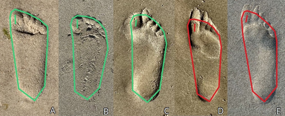Odciski stóp na piasku z obrysem (c) Łukasz Derkacz